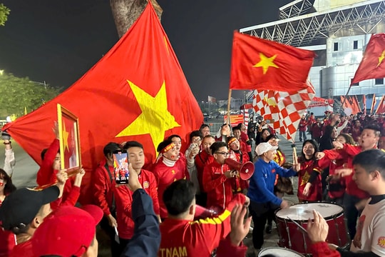 Cổ động viên Việt Nam khuấy động sân Việt Trì ''tiếp lửa'' thầy trò Kim Sang-sik