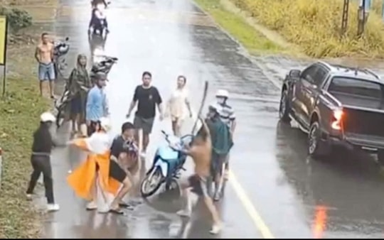 Bắt tạm giam kẻ cầm rựa đuổi đánh 2 phụ nữ gây phẫn nộ cư dân mạng