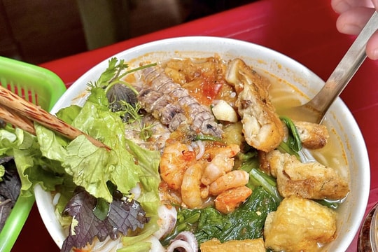 Top 5 quán bún hải sản ngon ở Hà Nội, khách ăn no bụng hết khoảng 50.000 đồng