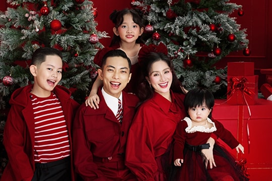 Khánh Thi giảm 11kg chụp ảnh Giáng sinh ngọt ngào bên Phan Hiển và 3 con