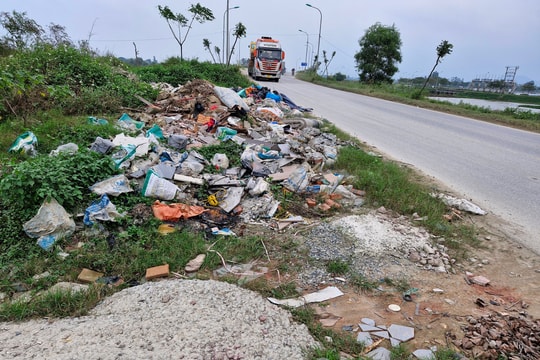 Thành phố Vinh xuất hiện nhiều 'bãi tập kết' rác thải xây dựng không phép