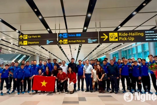 Đội tuyển Việt Nam được chào đón nồng nhiệt tại Singapore