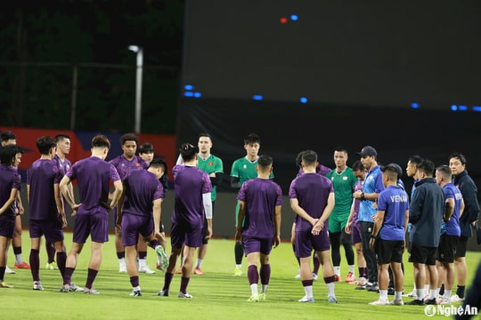 Đội tuyển Việt Nam dầm mưa luyện công, Quang Hải, Thành Chung phải tập riêng
