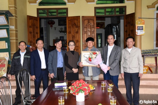 Huyện Đô Lương trao tặng Huy hiệu 60 năm tuổi Đảng cho 115 đảng viên