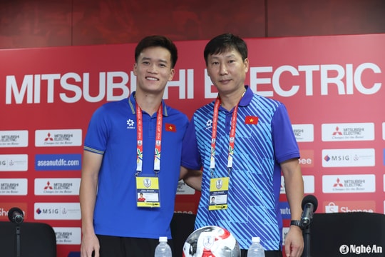 Huấn luyện viên Kim Sang-sik: 'Mong làm nên lịch sử mới cho bóng đá Việt Nam'