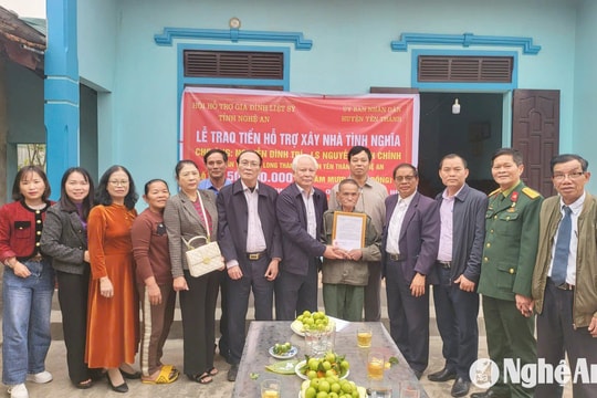 Trao 100 triệu đồng hỗ trợ xây dựng nhà tình nghĩa ở huyện Yên Thành