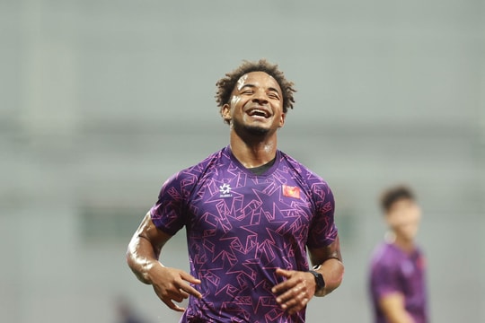 Tiền đạo Nguyễn Xuân Son cùng các đồng đội hứng khởi tập luyện trước trận bán kết