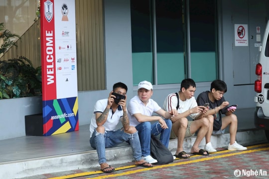 Người hâm mộ Việt Nam tại Singapore 'vật vờ' chờ mua vé cổ vũ thầy trò HLV Kim Sang-sik