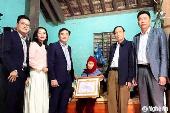 Trao Huy hiệu 75 năm tuổi Đảng cho đảng viên tại Nghĩa Đàn