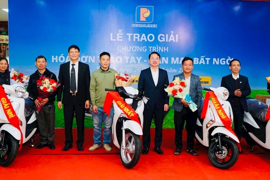 Petrolimex Nghệ An trao thưởng chương trình ‘Hóa đơn trao tay - Vận may bất ngờ’ cho khách hàng