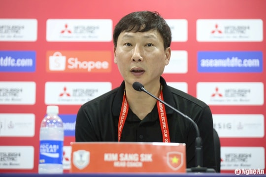 Huấn luyện viên Kim Sang-sik bày tỏ quan điểm về quyết định của trọng tài trong trận gặp Singapore