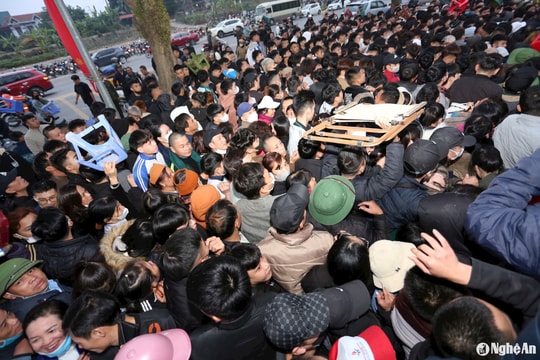 Người hâm mộ chen lấn đến bật khóc vẫn không mua được vé xem đội tuyển Việt Nam trận bán kết lượt về