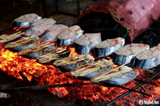 Làng cá thu nướng thành Vinh đỏ lửa vào vụ Tết