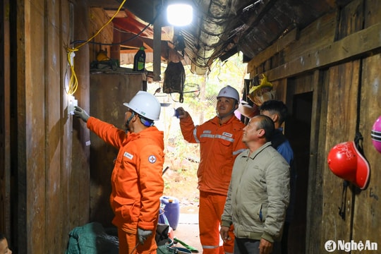 Công ty Điện lực Nghệ An đóng điện cho 3 bản xã biên giới huyện Quế Phong