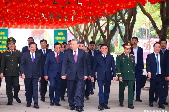 Tổng Bí thư Tô Lâm dâng hương tưởng niệm Chủ tịch Hồ Chí Minh và cố Tổng Bí thư Lê Hồng Phong