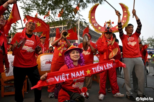 Cổ động viên diễu hành tiếp lửa tuyển Việt Nam trước trận bán kết ASEAN Cup 2024