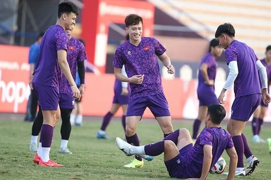 ĐT Việt Nam lộ đội hình chính trận bán kết lượt về gặp Singapore; Siêu máy tính dự đoán gây sốc về MU