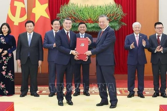 Tổng Bí thư Tô Lâm trao Quyết định về chức năng, nhiệm vụ của 13 cơ quan ban Đảng, đơn vị ở Trung ương