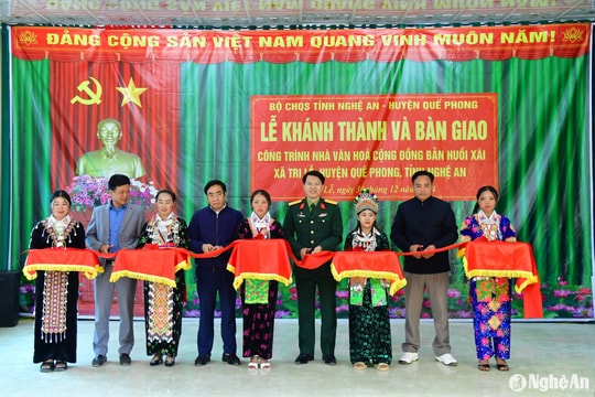 Bộ CHQS tỉnh bàn giao nhà văn hóa cộng đồng tại huyện Quế Phong