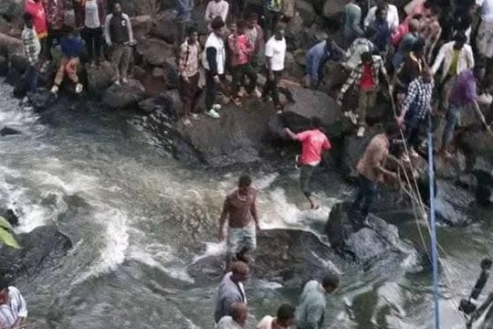 Xe tải lao xuống sông, ít nhất 71 người thiệt mạng