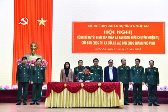 Công bố Quyết định sáp nhập, bàn giao, điều chuyển nhiệm vụ của Ban Chỉ huy Quân sự thị xã Cửa Lò vào Ban Chỉ huy Quân sự thành phố Vinh