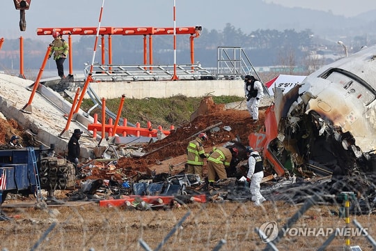 Những câu hỏi nghi vấn về bức tường bê tông nơi máy bay Jeju Air đâm vào