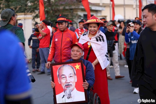 Cổ động viên diễu hành tiếp lửa tuyển Việt Nam trước trận chung kết ASEAN Cup
