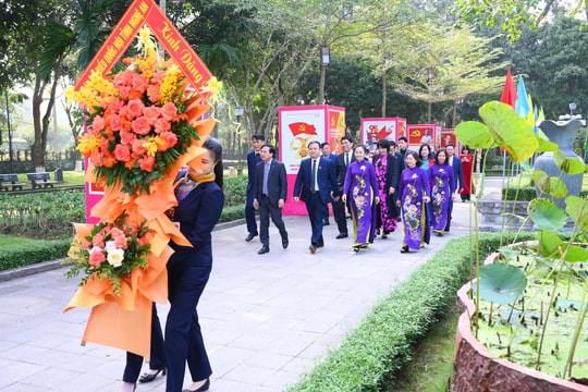 Đoàn ĐBQH và HĐND tỉnh dâng hương tưởng niệm Chủ tịch Hồ Chí Minh