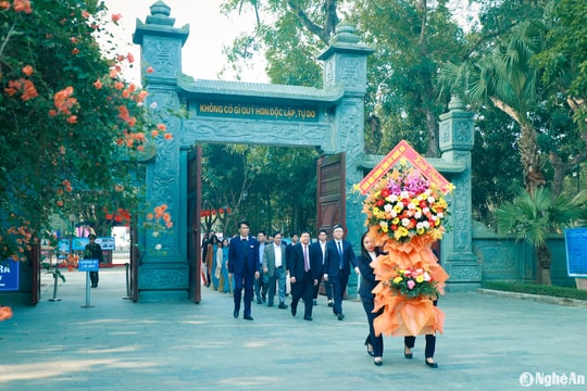 Ban Nội chính Tỉnh ủy Nghệ An dâng hoa, dâng hương tưởng niệm Chủ tịch Hồ Chí Minh