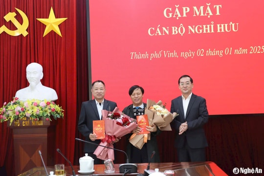 2 cán bộ Thành ủy Vinh xin nghỉ hưu trước tuổi để sắp xếp, tinh gọn bộ máy
