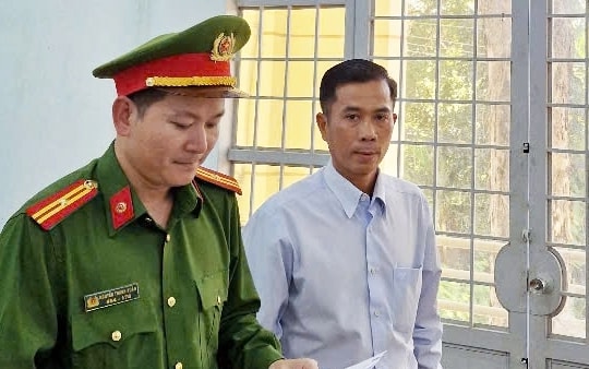 Giám đốc chỉ đạo miễn phí địa chính cho người quen