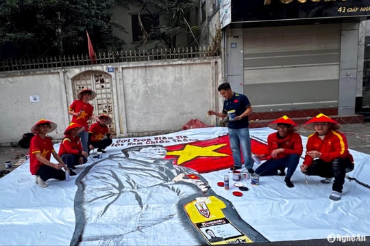 Cổ động viên làm điều đặc biệt, gửi niềm tin tới đội tuyển Việt Nam