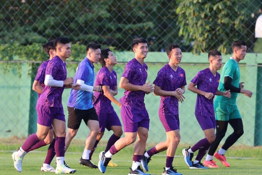 Tuyển Việt Nam tập buổi đầu tiên tại Thái Lan