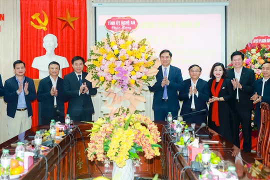 Thường trực Tỉnh ủy Nghệ An chúc mừng ngày truyền thống ngành Nội chính Đảng