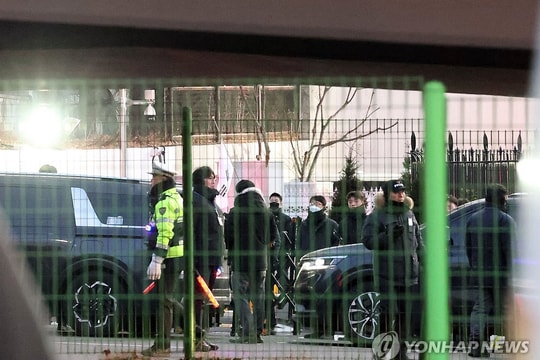 Quân đội Hàn Quốc cản trở điều tra viên đến bắt tổng thống