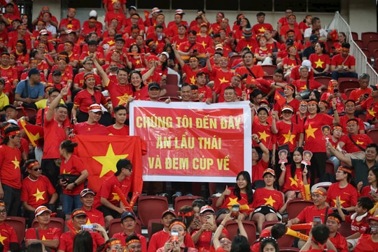 Cổ động viên Việt Nam có mặt tại Thái Lan 'tiếp lửa' cho thầy trò huấn luyện viên Kim Sang-sik