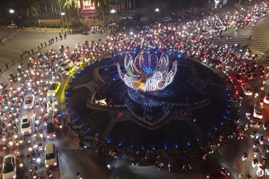 Biển người thành Vinh ăn mừng chức vô địch của đội tuyển Việt Nam