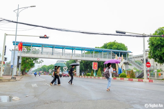 Người đi bộ sang đường sai quy định sẽ bị phạt tiền