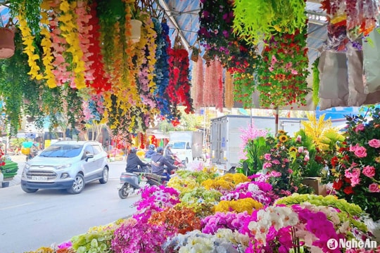 Rực rỡ thị trường đồ trang trí Tết tại chợ đầu mối lớn nhất Nghệ An