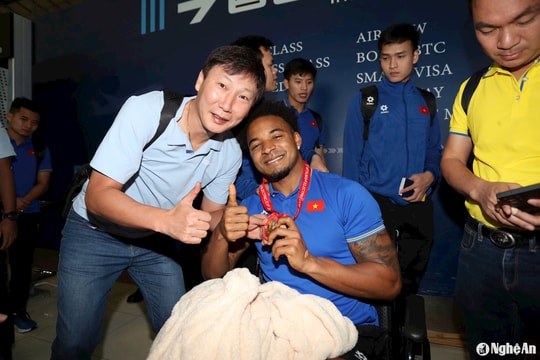 Xuân Son cùng đồng đội mang cúp vàng về nước sau chiến thắng lịch sử trước Thái Lan