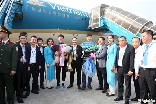 Đội tuyển Việt Nam được chào đón nồng nhiệt khi trở về quê nhà