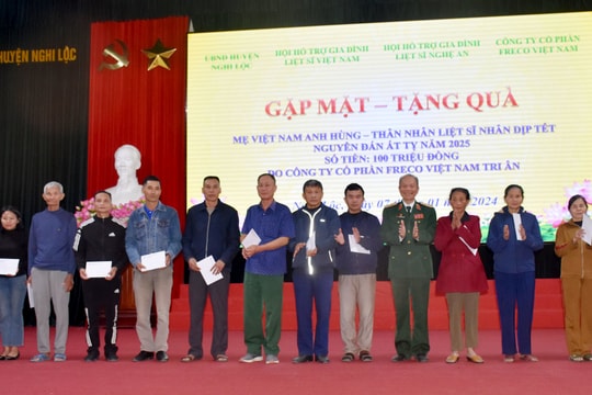 Tặng quà mẹ Việt Nam anh hùng, thân nhân liệt sĩ tại huyện Nghi Lộc nhân dịp Tết Nguyên đán Ất Tỵ 2025