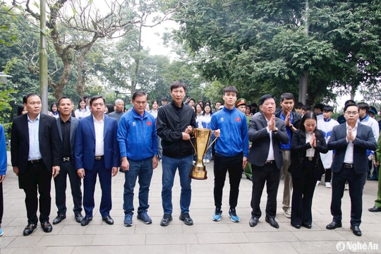 Đội tuyển Việt Nam dâng hương báo công với các Vua Hùng