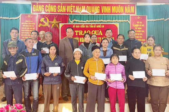 Ủy ban Kiểm tra Tỉnh ủy Nghệ An trao quà tặng các hộ nghèo ở Con Cuông