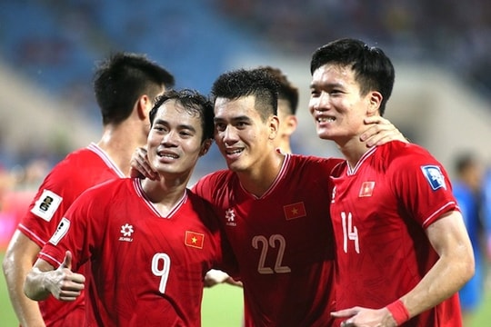 Xuân Son hạnh phúc khi được anh trai bay sang Việt Nam động viên; Hé lộ cách Đội tuyển Việt Nam chia số tiền thưởng khổng lồ