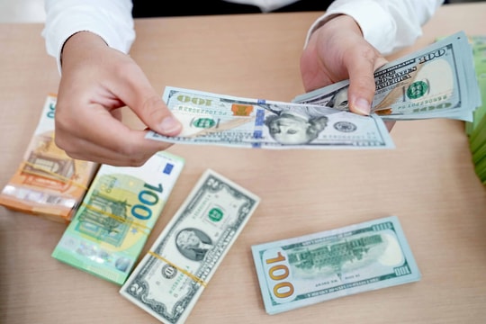 Tỷ giá USD hôm nay 8/1/2025: USD suy yếu làm giá vàng tăng vọt