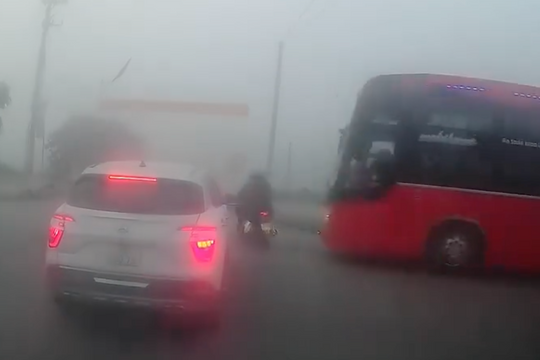 Va chạm giữa xe khách giường nằm và xe máy trong sương mù, khiến 2 mẹ con tử vong