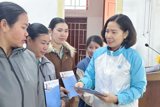 Hội LHPN thành phố Hà Nội tổ chức chương trình 'Đồng hành cùng phụ nữ biên cương' tại huyện Kỳ Sơn