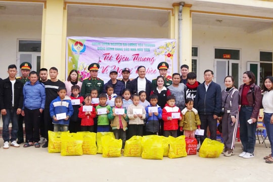 Trao 176 suất quà Tết cho người dân và học sinh nghèo ở Kỳ Sơn