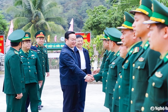 Bí thư Tỉnh ủy Nguyễn Đức Trung thăm, tặng quà Tết lực lượng vũ trang ở huyện Kỳ Sơn